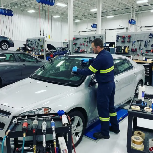 Technicien O'PAREBRISE 95 au travail